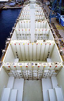 https://upload.wikimedia.org/wikipedia/commons/thumb/c/cc/Containerlader%C3%A4ume_Schiff_retouched.jpg/220px-Containerlader%C3%A4ume_Schiff_retouched.jpg