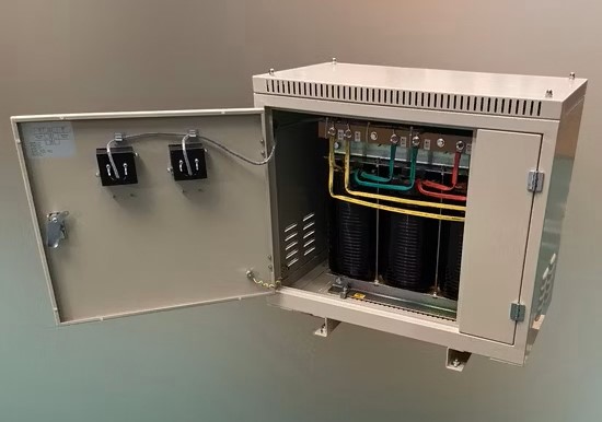 Et bilde som inneholder innendørs, vegg, elektronikk KI-generert innhold kan være feil.