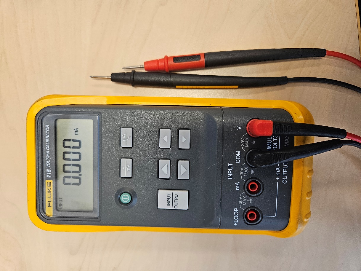 Et bilde som inneholder anordning, tekst, måler, elektronikk KI-generert innhold kan være feil.
